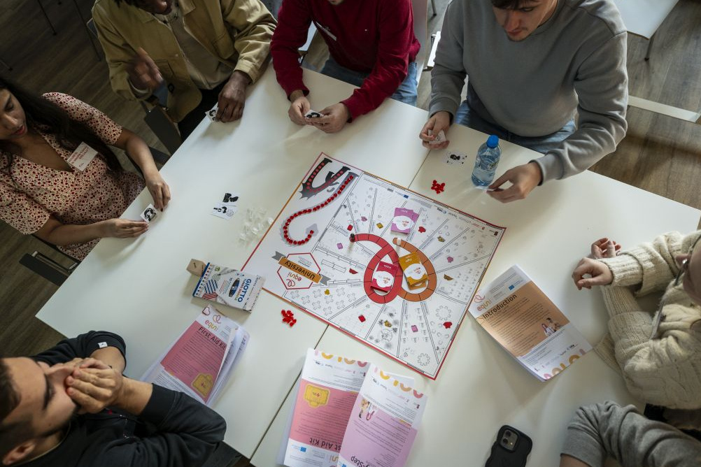 Uczestnicy warsztatów grają w grę